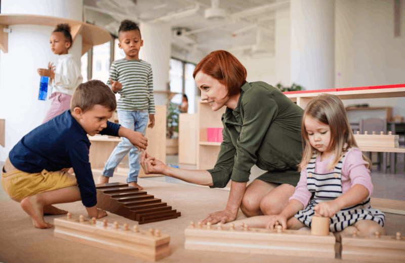 Éducateur Montessori enfants