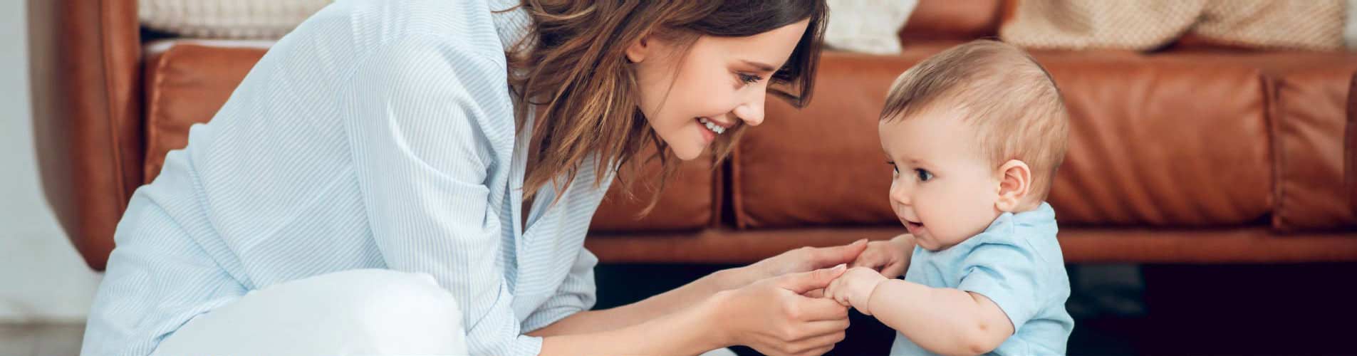 Femme enfant langage des signes