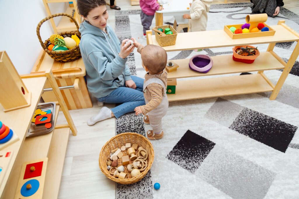 Éducateur Montessori bébés crèche